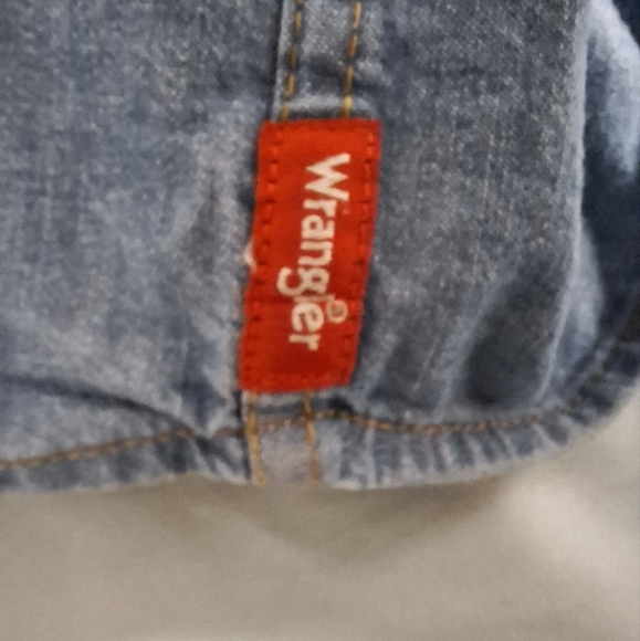 A Wrangler denim short sleeve button-down men's shirt size large. - Picture 6 of 7